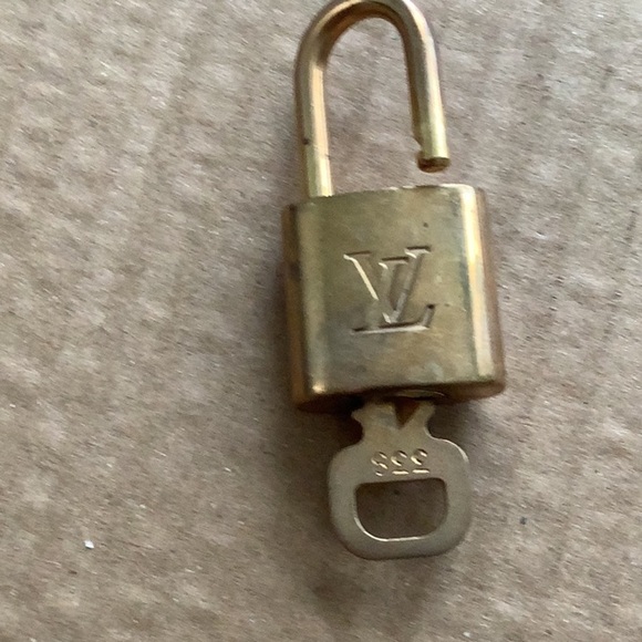 #338 Authentic Louis Vuitton Vintage Padlock Lock & Key Set - Picture 6 of 6